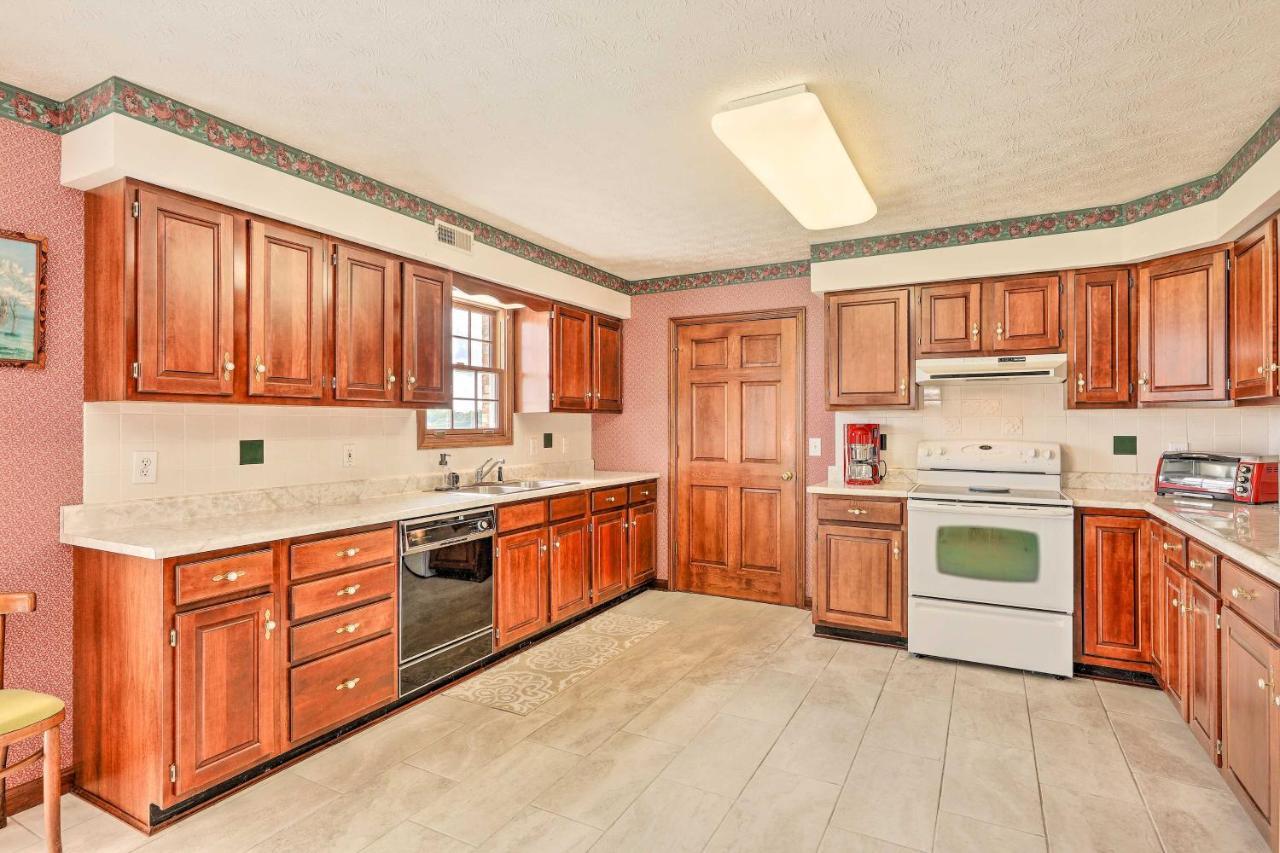Вилла Charming Williamstown Retreat With Private Yard Экстерьер фото
